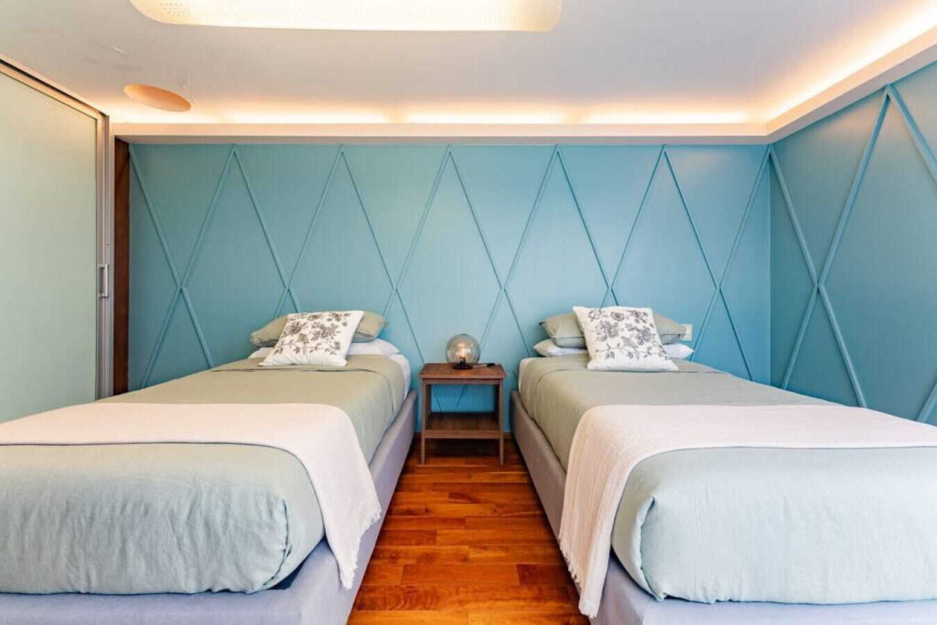 4 bedrooms, desk, iron/ironing board, travel crib