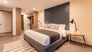 Um quarto moderno com uma cama grande, armário embutido e abajures.