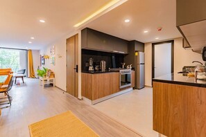 Refrigerador, microondas, horno y parrilla de estufa