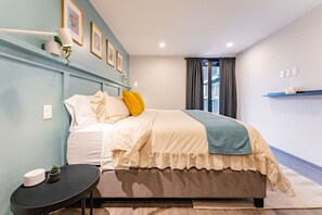 2 habitaciones, escritorio, tabla de planchar con plancha y wifi