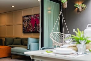 2 habitaciones, escritorio, tabla de planchar con plancha y wifi