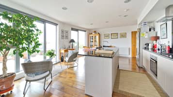 Apartment (2 Bedrooms) | Eigene Küche | Kühlschrank, Mikrowelle, Geschirrspüler