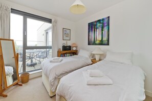 Apartment (2 Bedrooms) | 2 bedrooms, premium bedding, desk, laptop workspace