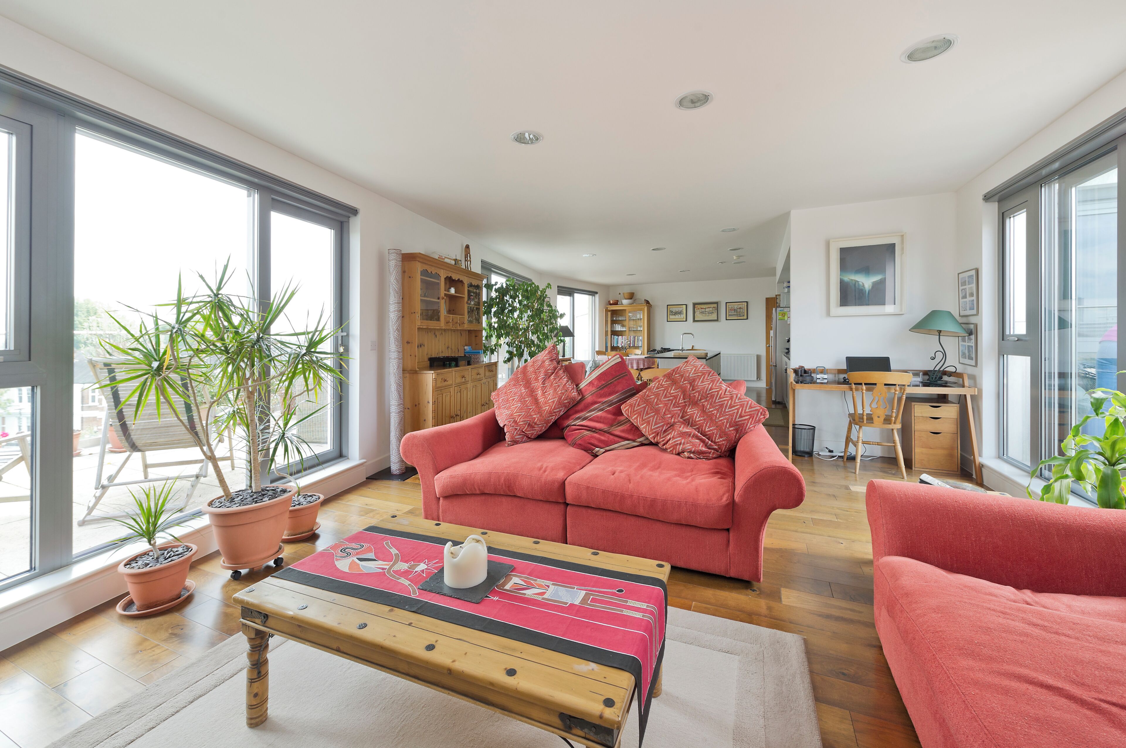 公寓 (2 Bedrooms) | 起居区 | 32-英寸智能电视（配备有线频道）、电视、DVD 播放器