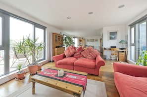 Apartment (2 Bedrooms) | Living area | 32-inch Smart TV with cable channels, TV, DVD player - Putney Rooftops (London)