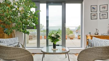 Apartment (2 Bedrooms) | Sitzecke in der Lobby