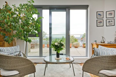 Superb Apartment With Terrace Near the River in Putney by Underthedoormat