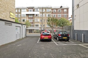 Căn hộ (2 Bedrooms) | Bãi đậu xe | Bãi đậu xe tự phục vụ miễn phí 