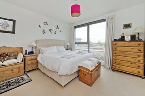 Apartment (2 Bedrooms) | 2 bedrooms, premium bedding, desk, laptop workspace