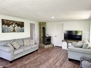 Smart TV, fireplace - Nestled inside the Great Smoky Mountains National Park (Cherokee)