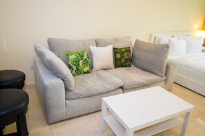 Living area - Studio safeer tower (Dubai)