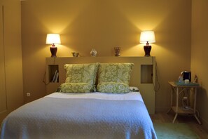 10 bedrooms, iron/ironing board, bed sheets