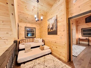 3 bedrooms, desk, iron/ironing board, free WiFi