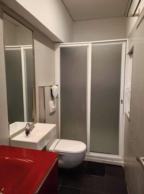 Douche, sèche-cheveux, serviettes fournies