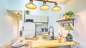 Kylskåp, mikrovågsugn, spishäll och kaffe- och tebryggare