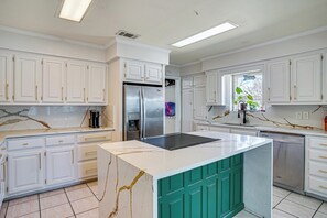 Geladeira, micro-ondas, cooktop, lava-louças
