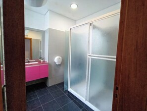Dusche, Haartrockner, Handtücher, Toilettenpapier