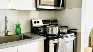 Full-size fridge, microwave, oven, stovetop - Residential (Windsor)