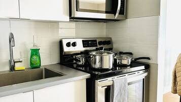 大型冰箱、微波爐、烤箱、爐台