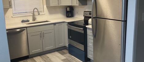 冷蔵庫、電子レンジ、オーブン、コンロ