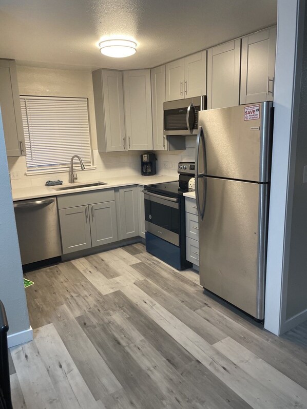 Refrigerador, microondas, horno y parrilla de estufa