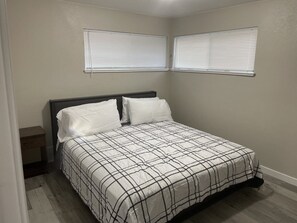 3 habitaciones, escritorio, tabla de planchar con plancha y wifi gratis