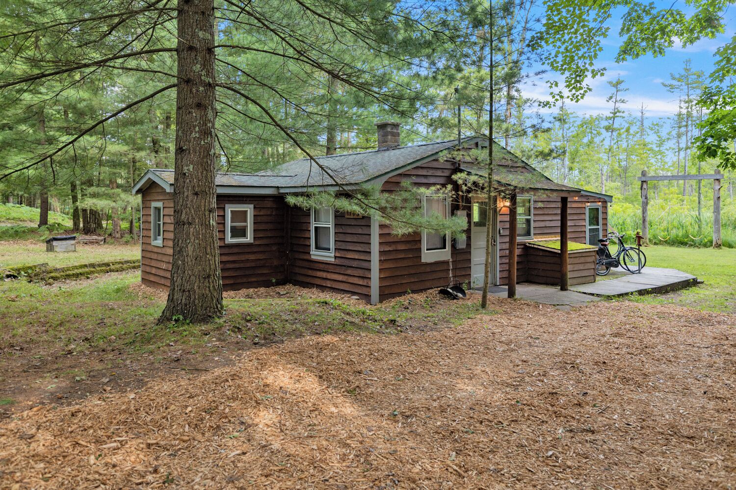 Cozy 2 bedroom cabin on channel with lake access