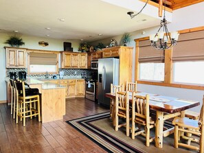 Fridge, microwave, oven, stovetop - Exquisite Lakefront Cabin- 6BR/6BA Sleeps 16 (Lampe)