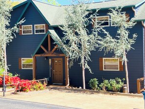 Exterior - Stunning 6BR 6BA Lakefront Cabin Sleeps 16 (Lampe)