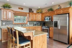 Fridge, microwave, oven, stovetop - Stunning 6BR 6BA Lakefront Cabin Sleeps 16 (Lampe)