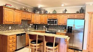 雪櫃、微波爐、焗爐、爐具