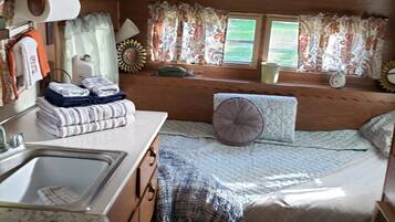 1 bedroom, bed sheets