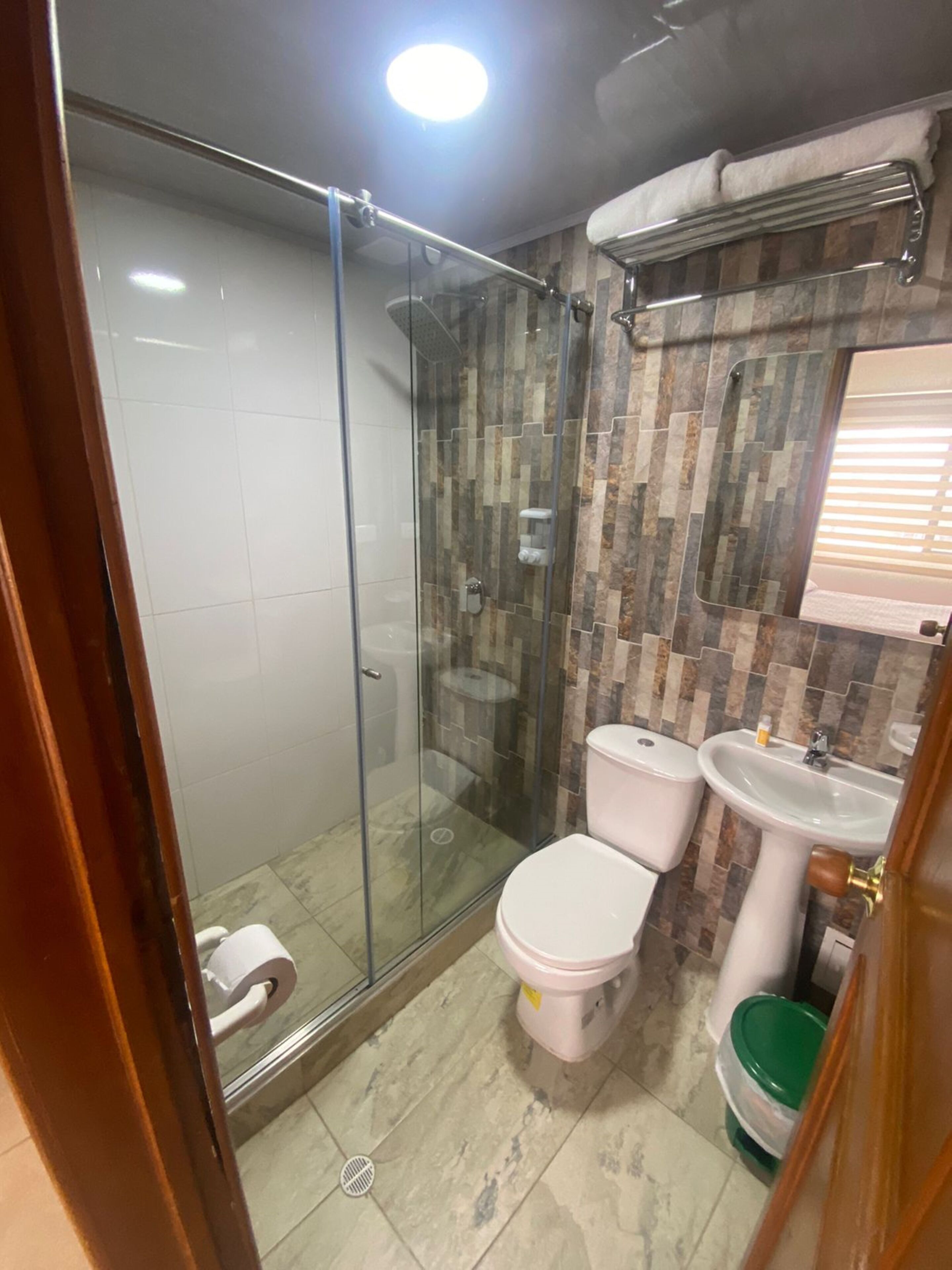 Regadera, regadera tipo lluvia, amenidades de baño gratuitas, toallas 