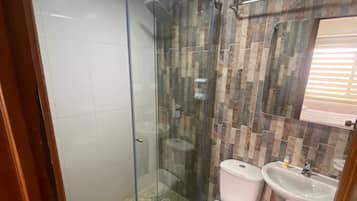 Regadera, regadera tipo lluvia, amenidades de baño gratuitas, toallas