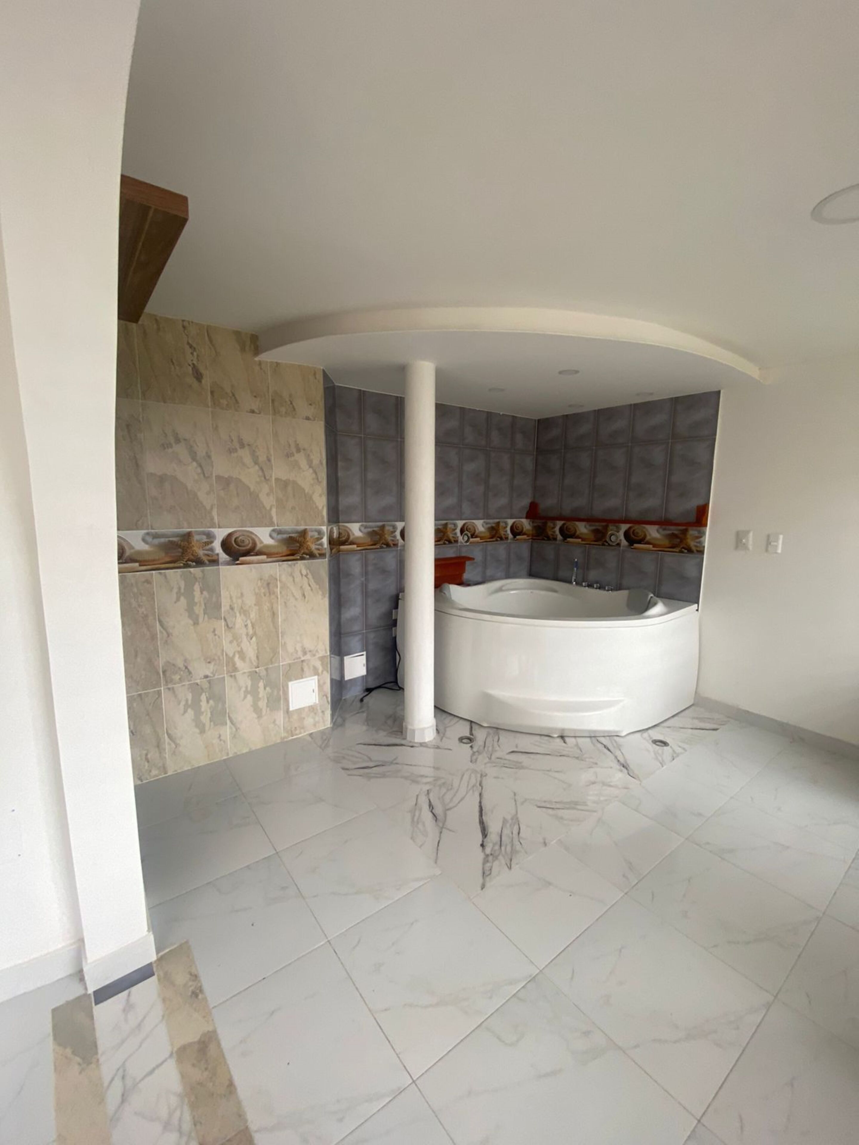 Deluxe Suite | Bathroom | Shower, rainfall showerhead, free toiletries, towels