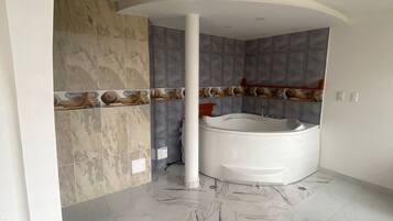 Deluxe Suite | Bathroom | Shower, rainfall showerhead, free toiletries, towels