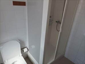 Ducha, secador de pelo y toallas