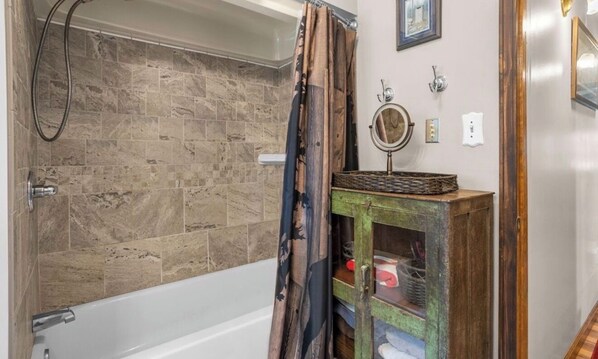 Douche, sèche-cheveux, serviettes fournies, savon