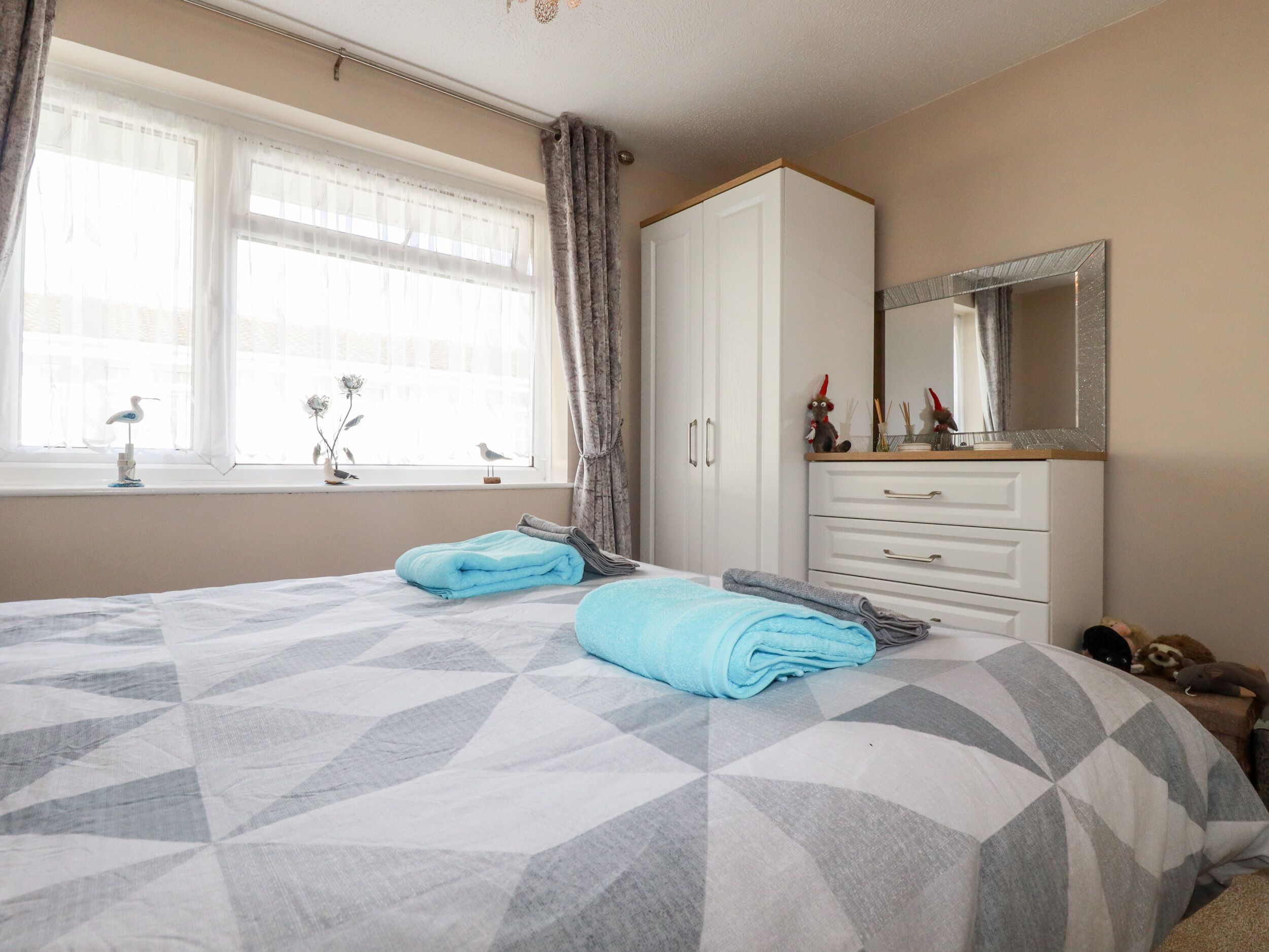 2 عدّة غرف نوم وبديكورات فريدة لكل غرفة وطراز فريد لكل وحدة