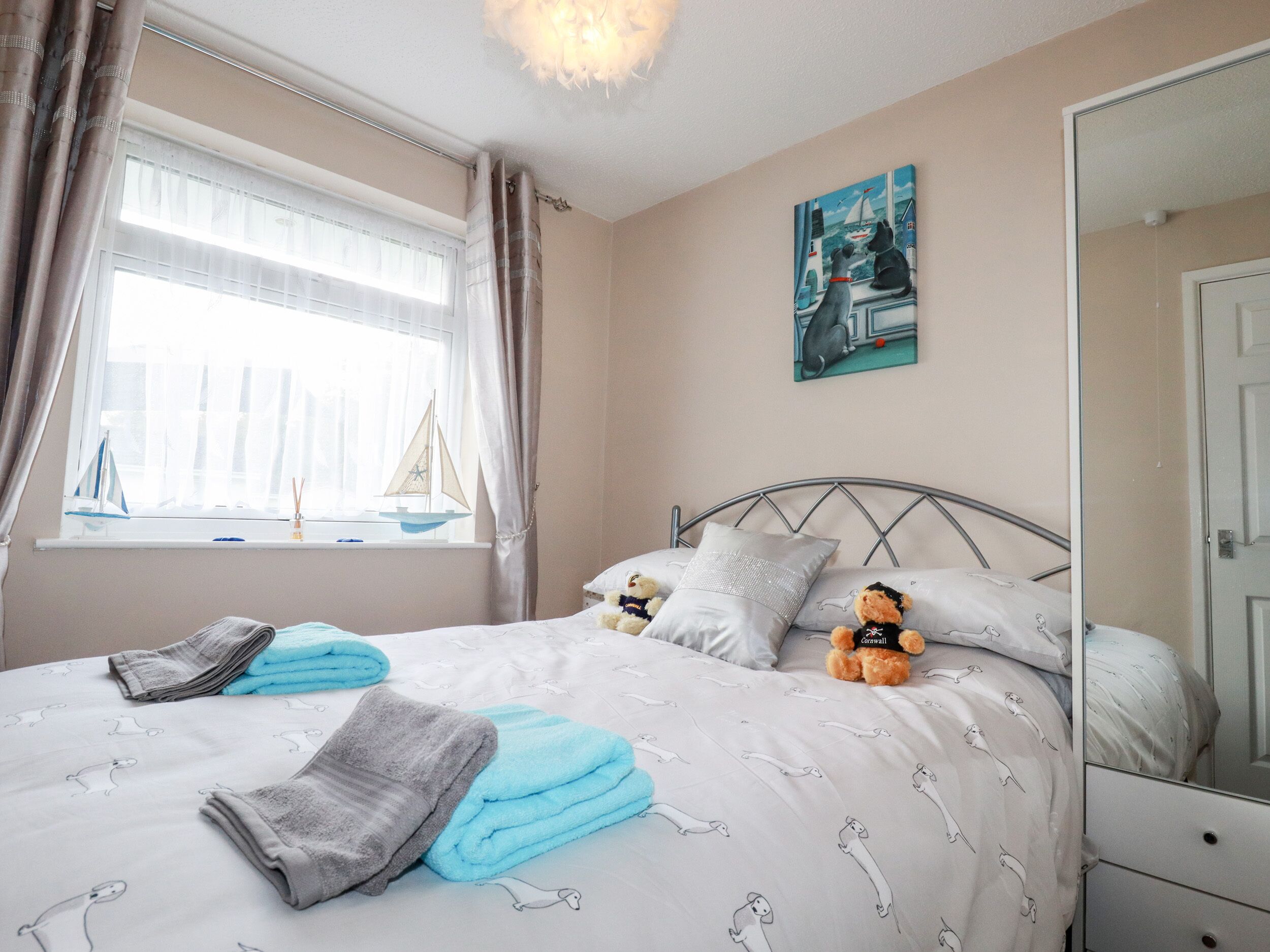 2 habitaciones, decoración personalizada y muebles diferentes 