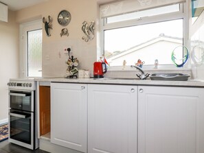 Fridge, cookware/dishes/utensils - Smugglers (Liskeard)