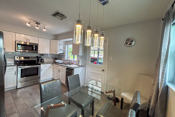 Kjøleskap, mikrobølgeovn, ovn og kokeplater