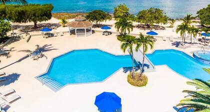 The Grandest of Grandviews on 7 Mile Beach! 2nd floor 2 bed-2 bath beachfront!