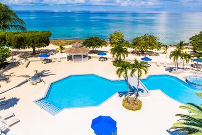 The Grandest of Grandviews on 7 Mile Beach! 2nd floor 2 bed-2 bath beachfront!