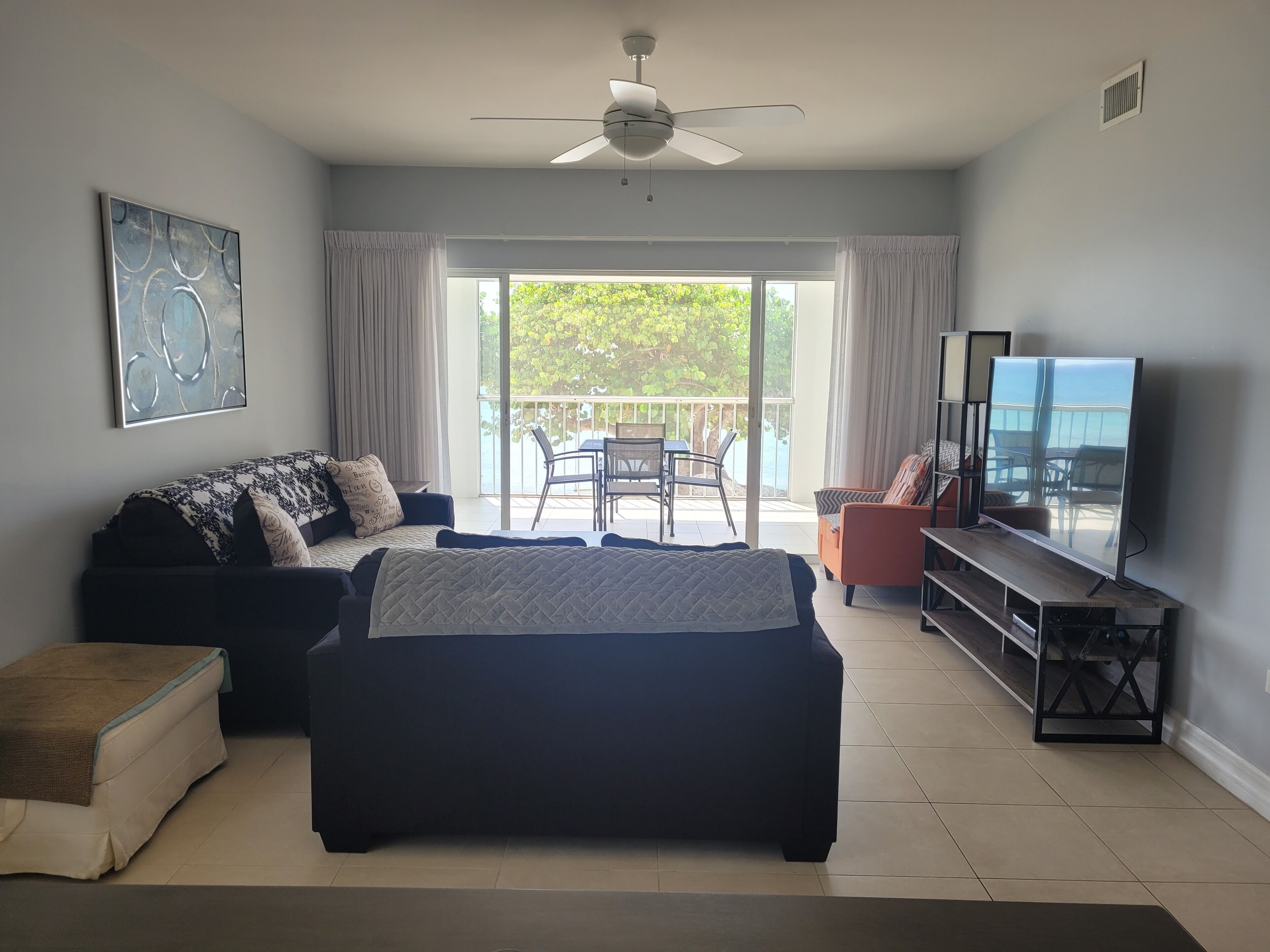 TV connectée, livres, écrans d'ordinateur