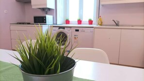 Mikrowelle, Ofen, Wasserkocher mit Kaffee-/Teezubehör, Toaster