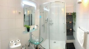 Dusche, Haartrockner, Handtücher