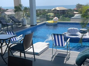 Alberca al aire libre y alberca en la azotea