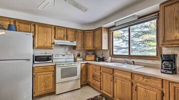 Réfrigérateur, four à micro-ondes, surface de cuisson, cafetière-théière