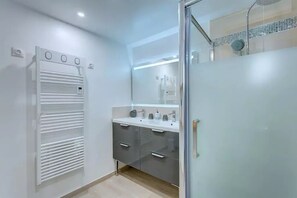 Dusche, Haartrockner, Handtücher, Seife